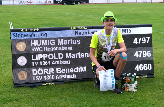 Marten Lippold vor der Siegertafel (Foto: S.Lippold)