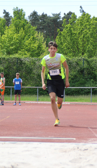 Johannes beim Weitsprung (Foto: K. Müller-Popp)