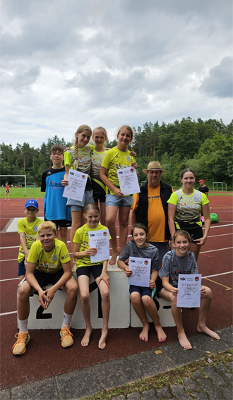 Gruppenfoto Athleten und Hermann (Foto: M. Siegert)