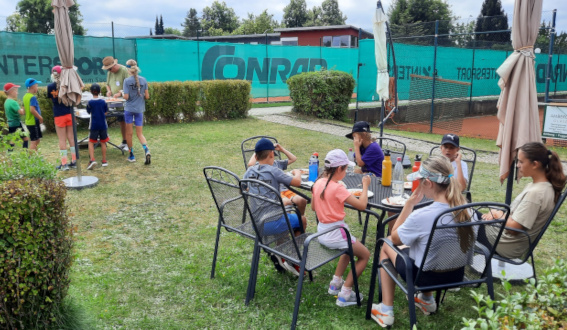 Mittagessen im Tennisheim (Foto: S. Lippold)