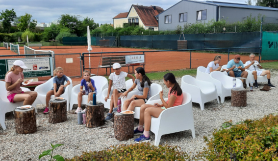 Mittagessen im Tennisheim (Foto: S. Lippold)