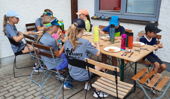 Mittagessen im Tennisheim (Foto: S. Lippold)