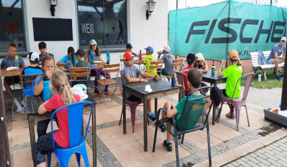 Mittagessen im Tennisheim (Foto: S. Lippold)