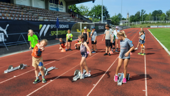 Kinder üben den Start beim Sprint (Foto: S. Lippold)