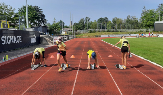 Erfahrene Leichtathleten stellen die Startblöcke ein (Foto: S. Lippold)