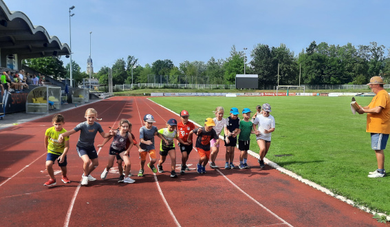 Start 800m-Lauf der jüngsten (Foto: S. Lippold)