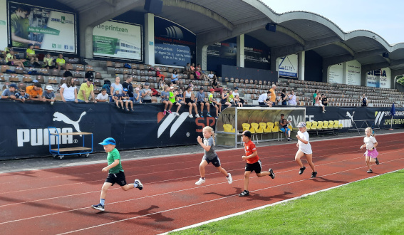 Zieleinlauf der jüngsten beim 800m-Lauf (Foto: S. Lippold)