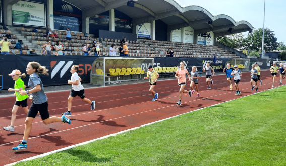 Endspurt 800m-Lauf zweite Gruppe (Foto: S. Lippold)