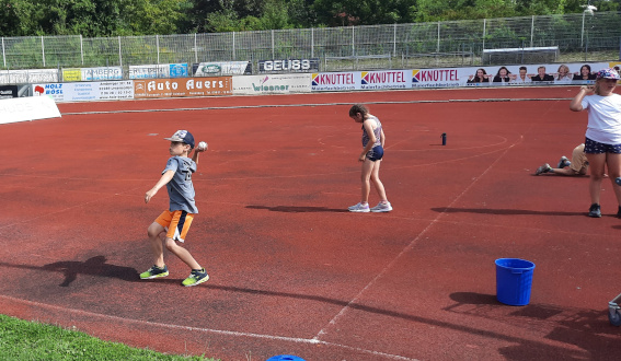 Kinder beim Ballwurf (Foto: S. Lippold)