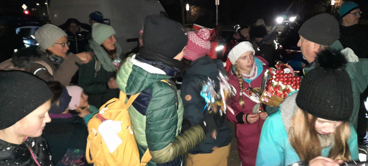 Winterwanderung - kleine Geschenke werden verteilt (Foto: S. Lippold)